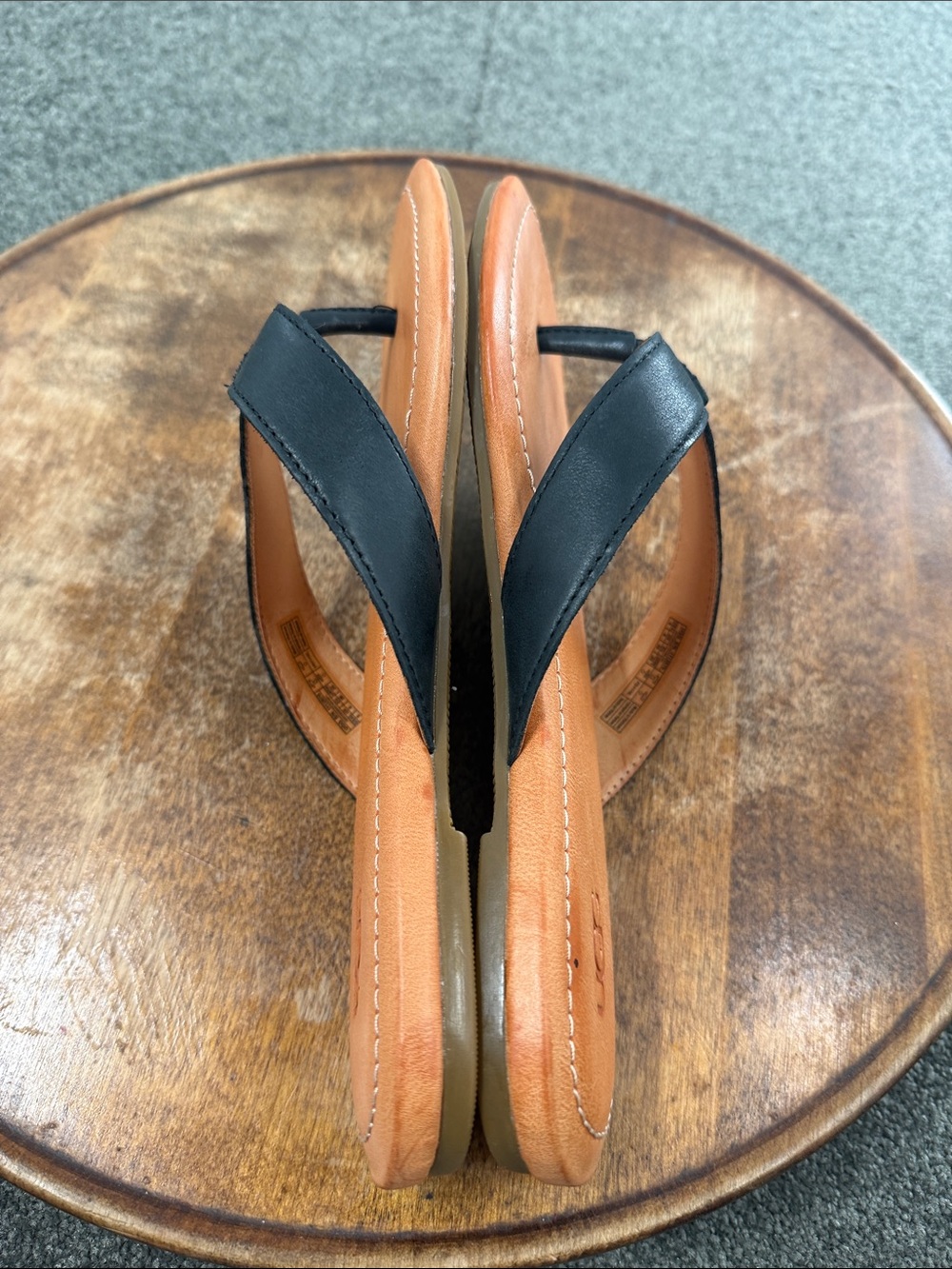 UGG Sandals Wm 8 Carey Black Leather Thong Flip Flops Summer Vacation - Picture 6 of 12